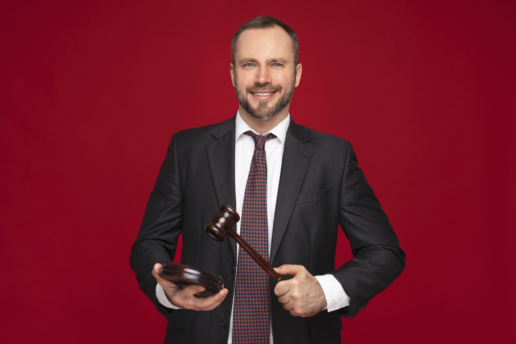 medium-shot-man-posing-studio.jpg судья