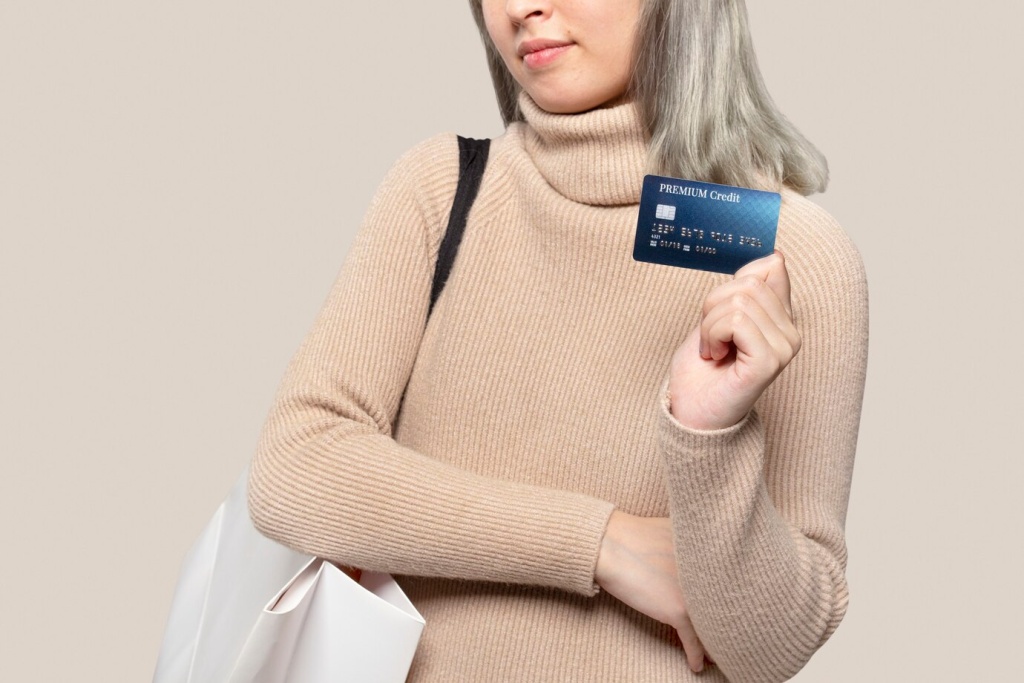 woman-showing-credit-card_53876-105232.jpg белая сумка