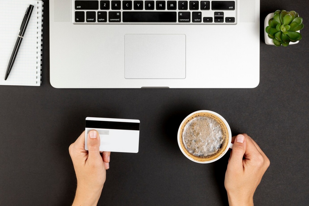 hands-holding-coffee-cup-credit-card_23-2148317924.jpg ноутбук