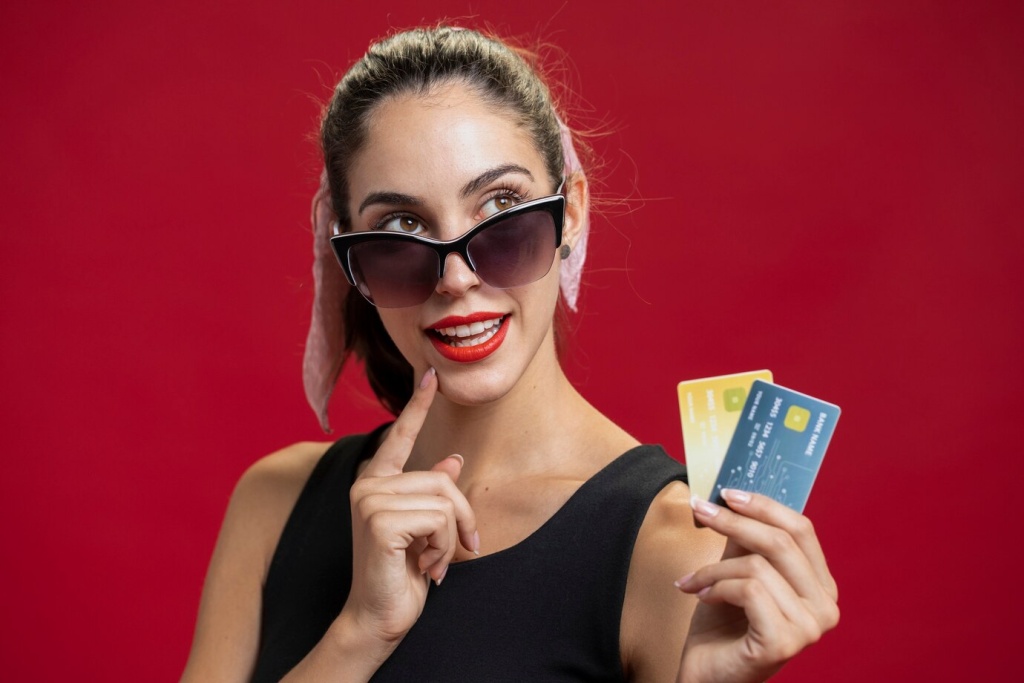 fashion-woman-showing-her-credit-cards-close-up_23-2148302854.jpg очки