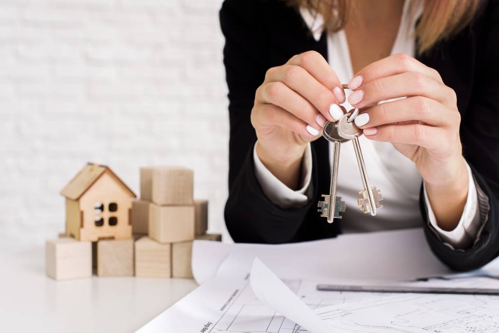 woman-holding-set-keys-with-wooden-cubes.jpg бумаги