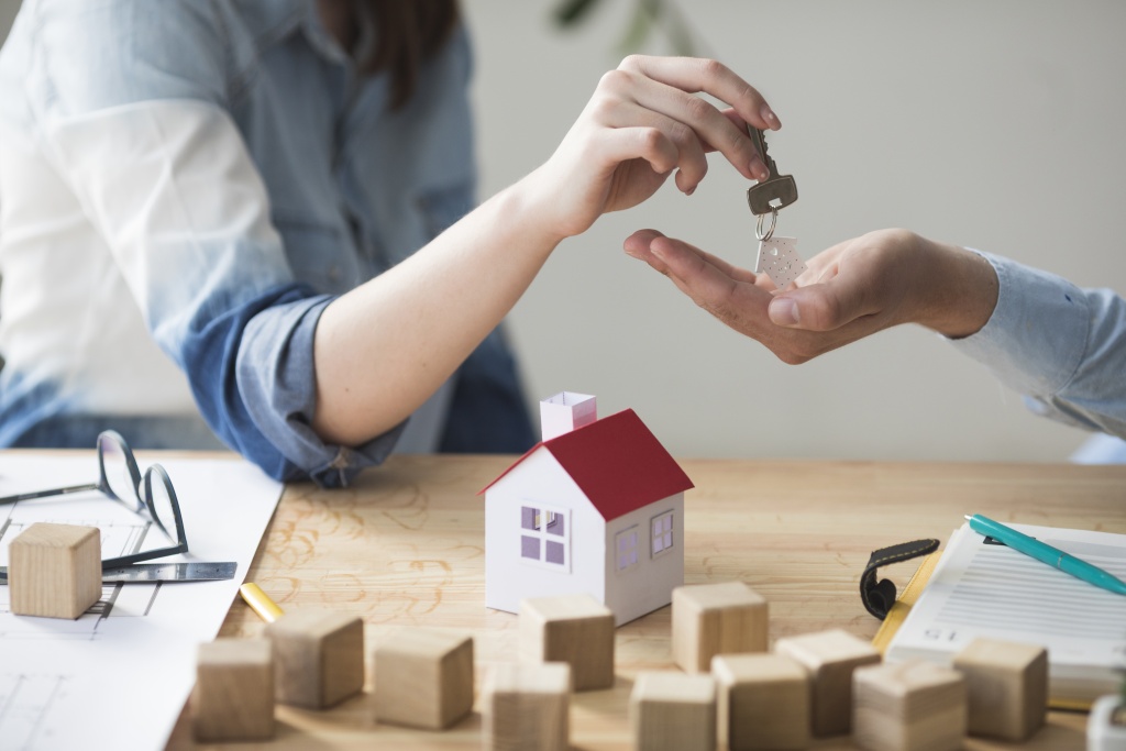 close-up-woman-s-hand-giving-house-key-man-wooden-table.jpg очки